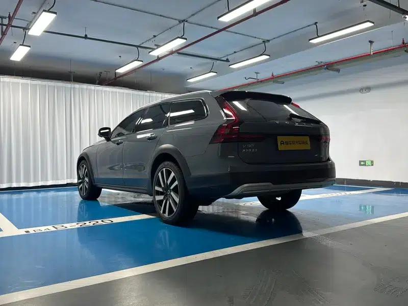 2023 Volvo V90 Cross Country B5 AWD Ultimate Edition — миниатюра 5