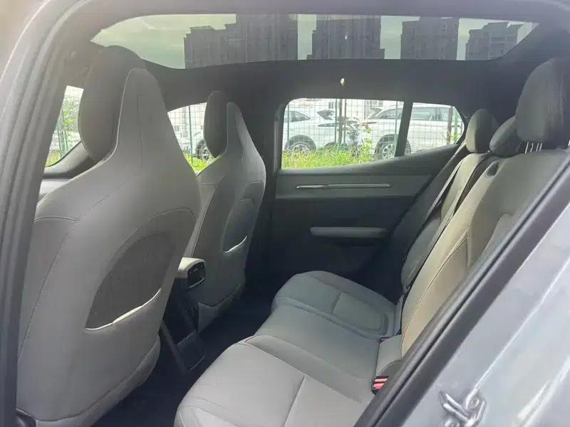 Volvo EX30 2025 Rear-Wheel Drive Long Range Plus — миниатюра 11
