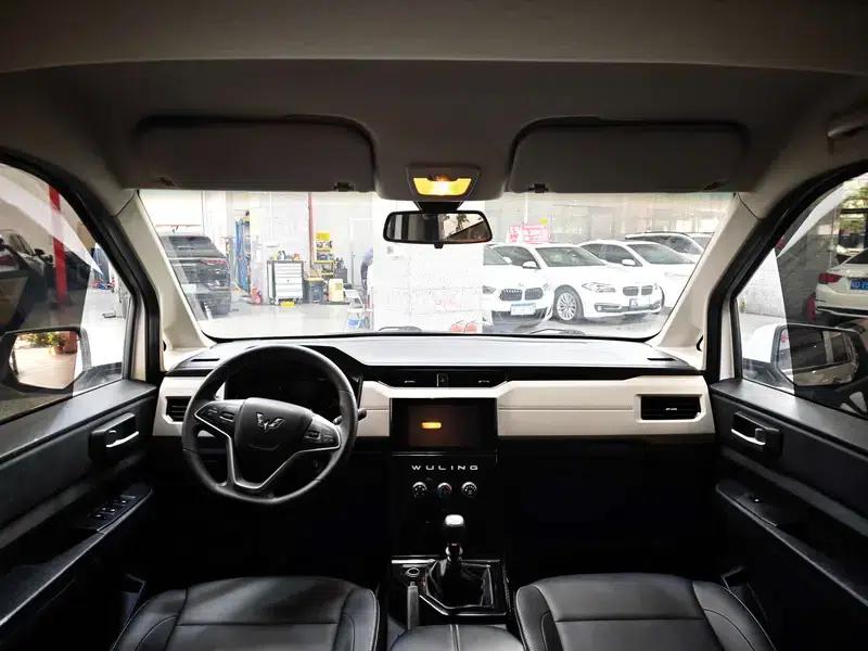 Wuling Hongguang PLUS 2020 1.5L Manual Comfort 7-Seater — миниатюра 10