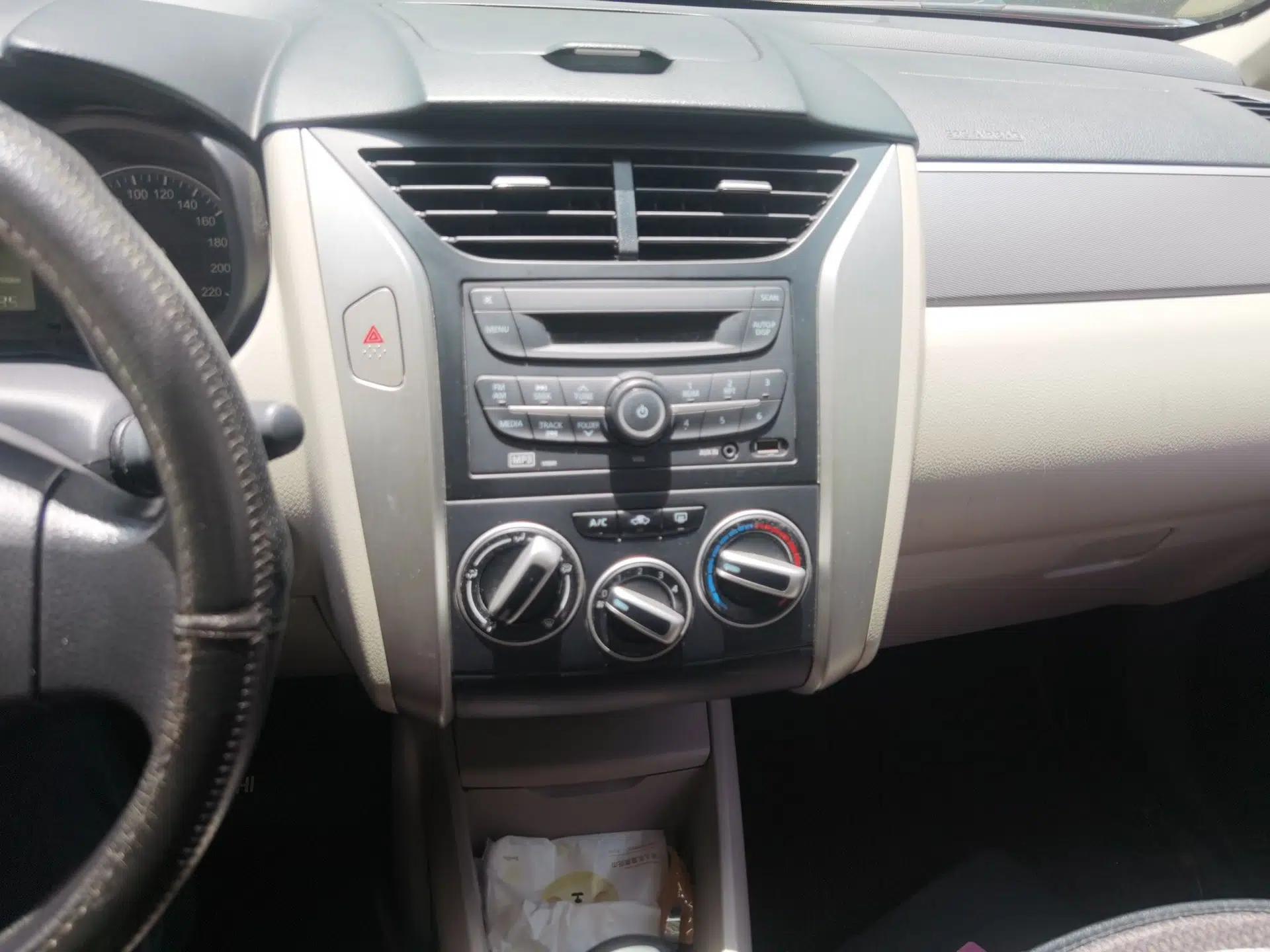Venucia R50 2015 1.6L Manual Fashion Edition — миниатюра 13