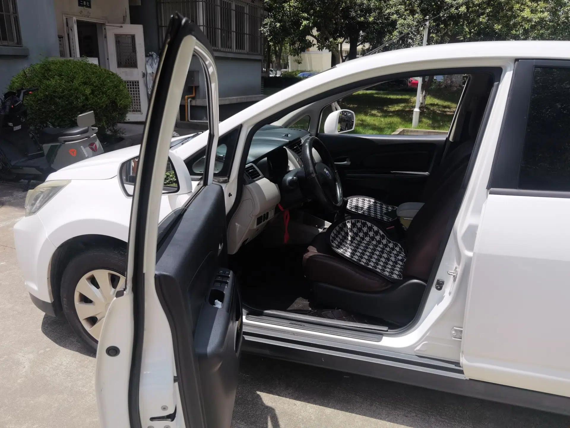 Venucia R50 2015 1.6L Manual Fashion Edition — миниатюра 16