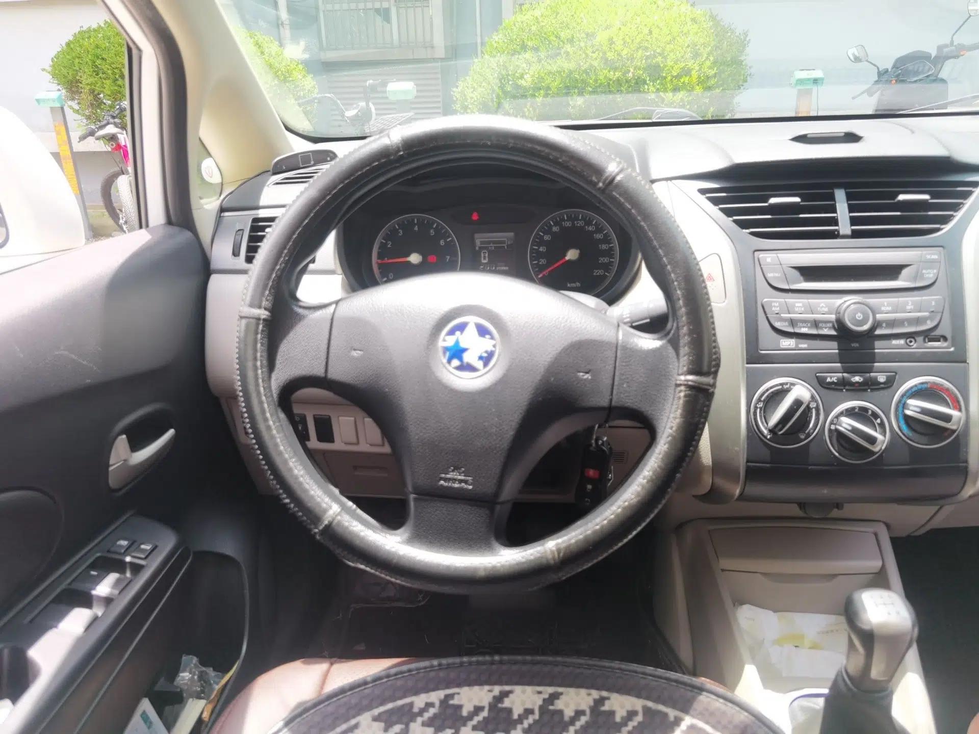 Venucia R50 2015 1.6L Manual Fashion Edition — миниатюра 10