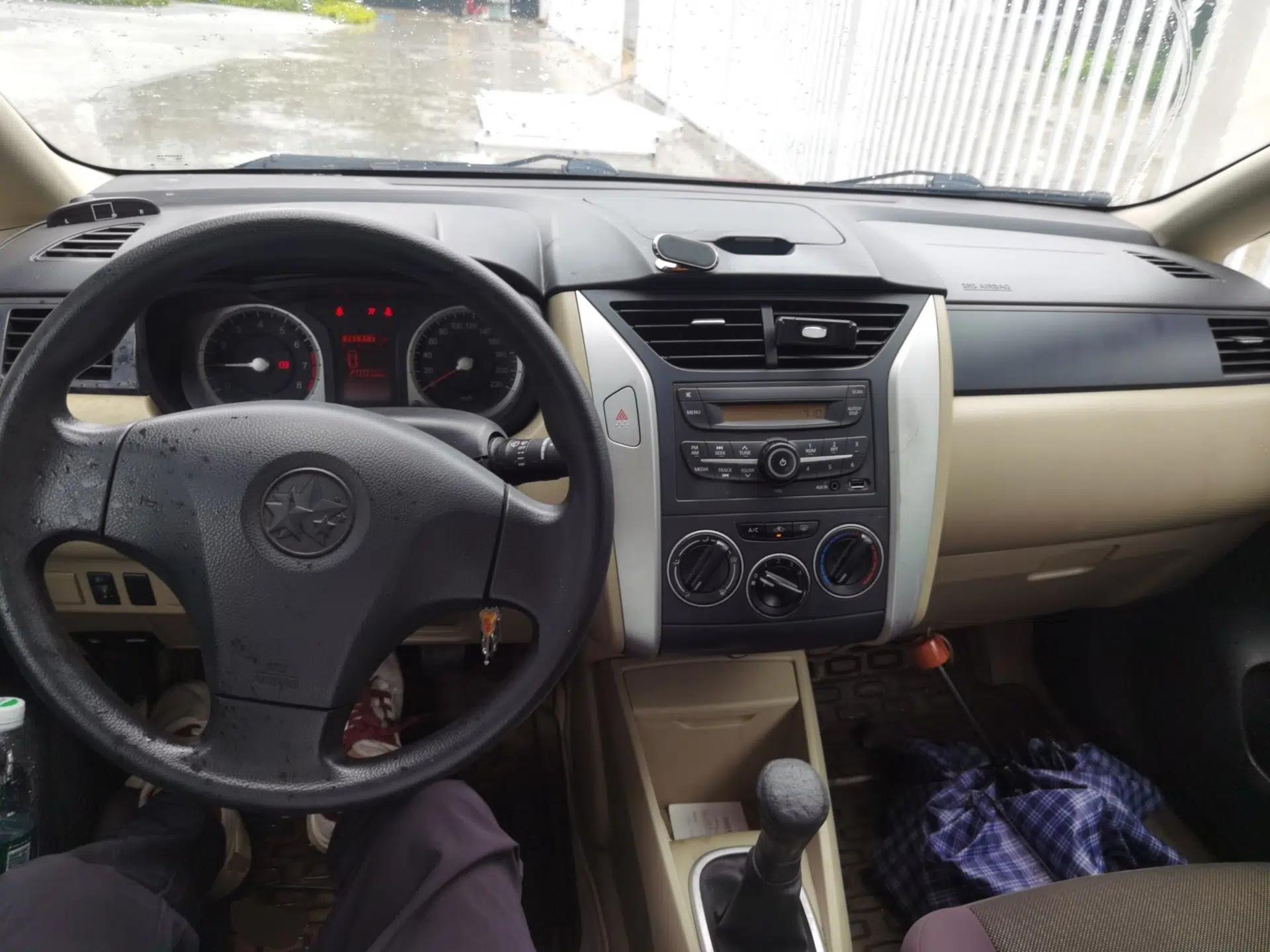 Venucia R50 2012 1.6L Manual Comfort Edition — миниатюра 9