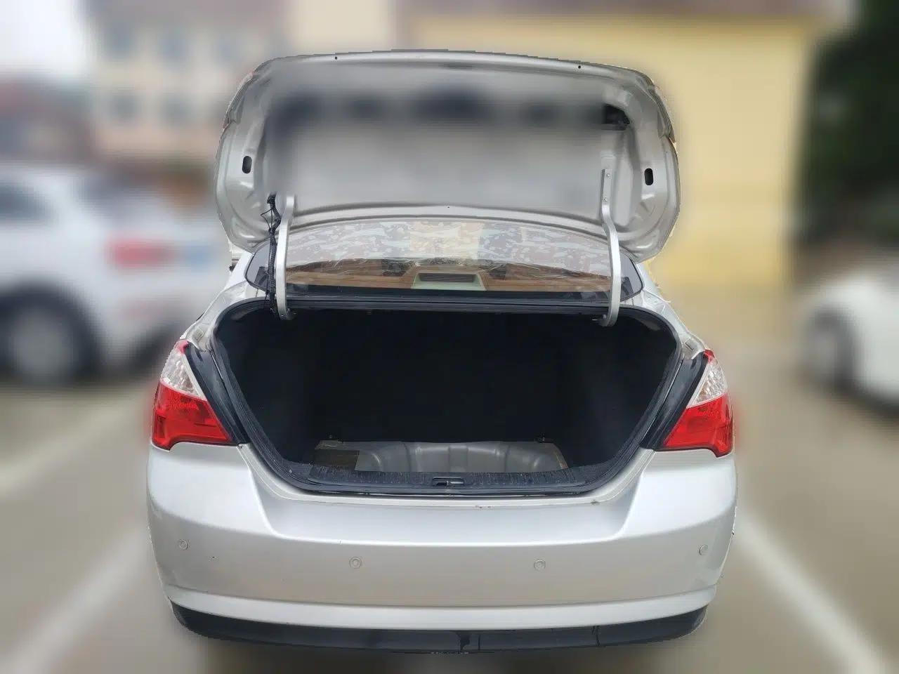 Venucia D50 2012 1.6L Manual Luxury Edition — миниатюра 19