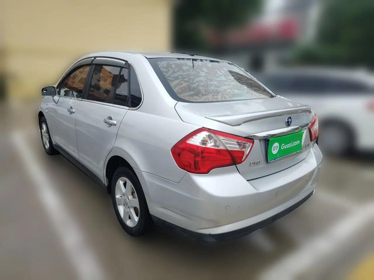 Venucia D50 2012 1.6L Manual Luxury Edition — миниатюра 4