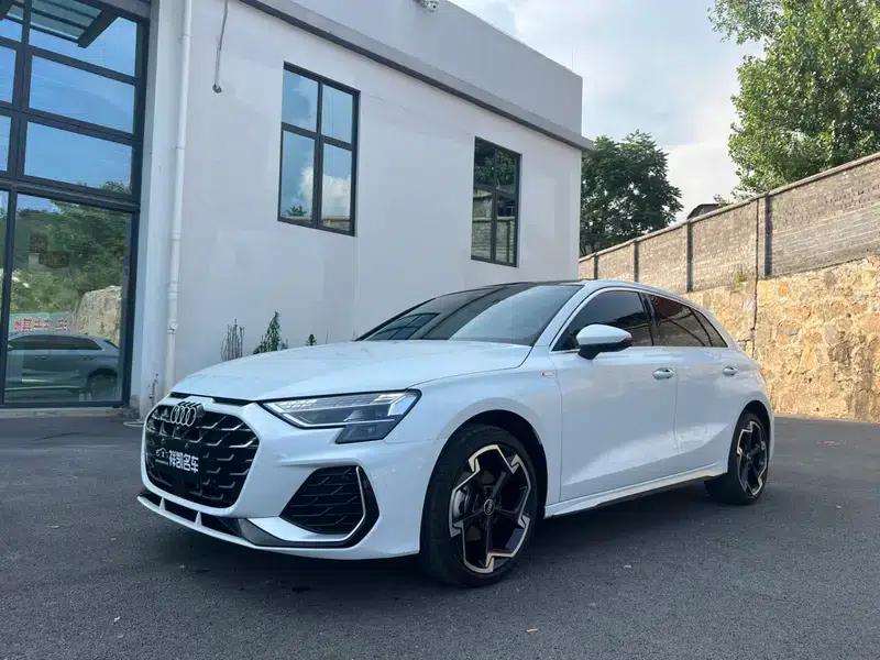 Audi A3 2026 Sportback 35 TFSI Flying Spur Luxury Edition — миниатюра 1