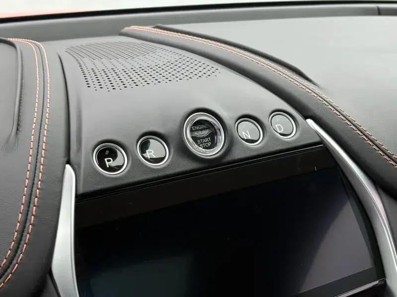 Aston Martin DBX 2020 4.0T V8 — миниатюра 18