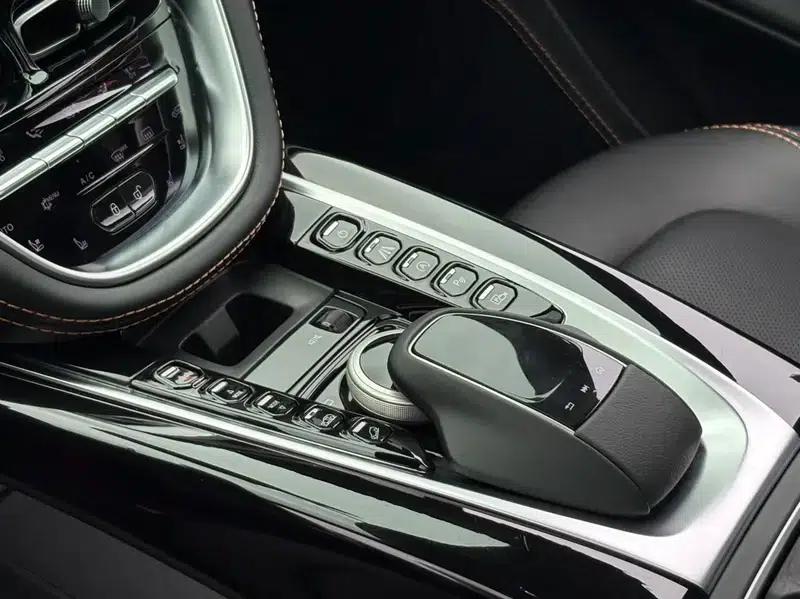 Aston Martin DBX 2020 4.0T V8 — миниатюра 22