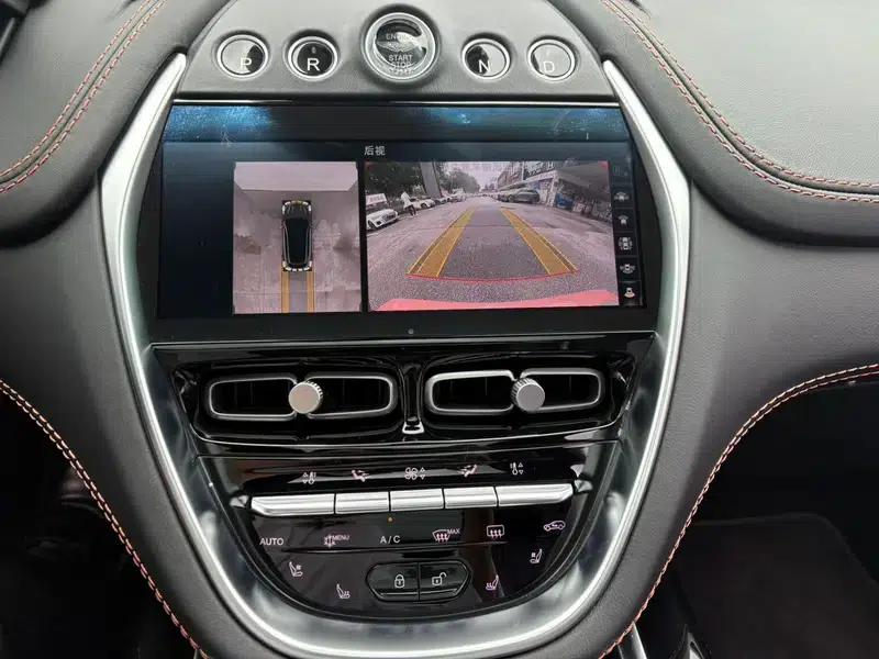 Aston Martin DBX 2020 4.0T V8 — миниатюра 9