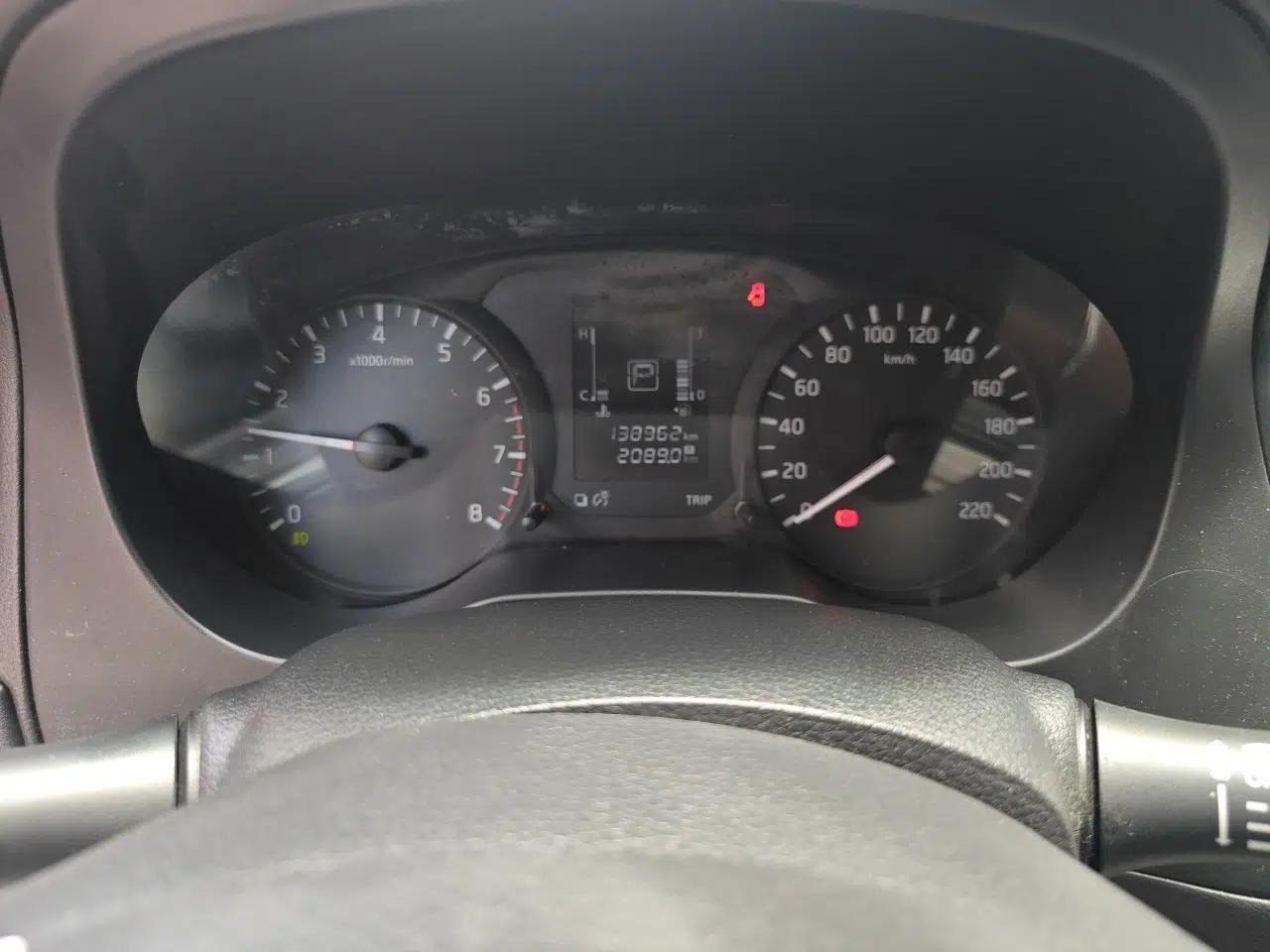 Nissan Navara 2017 2.5L Automatic 2WD Luxury Edition QR25 — миниатюра 12