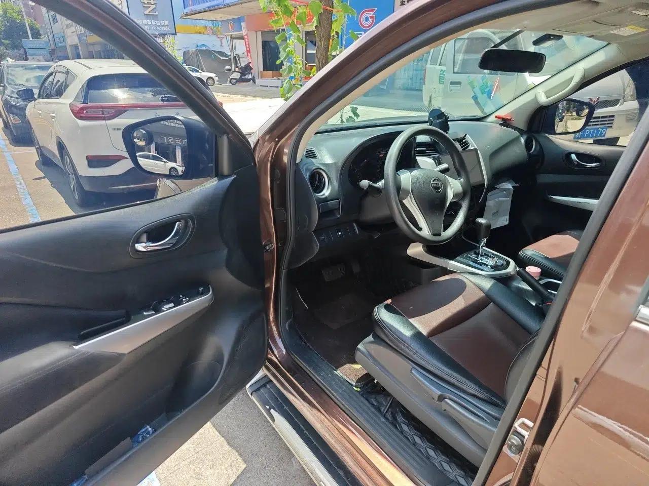 Nissan Navara 2017 2.5L Automatic 2WD Luxury Edition QR25 — миниатюра 16