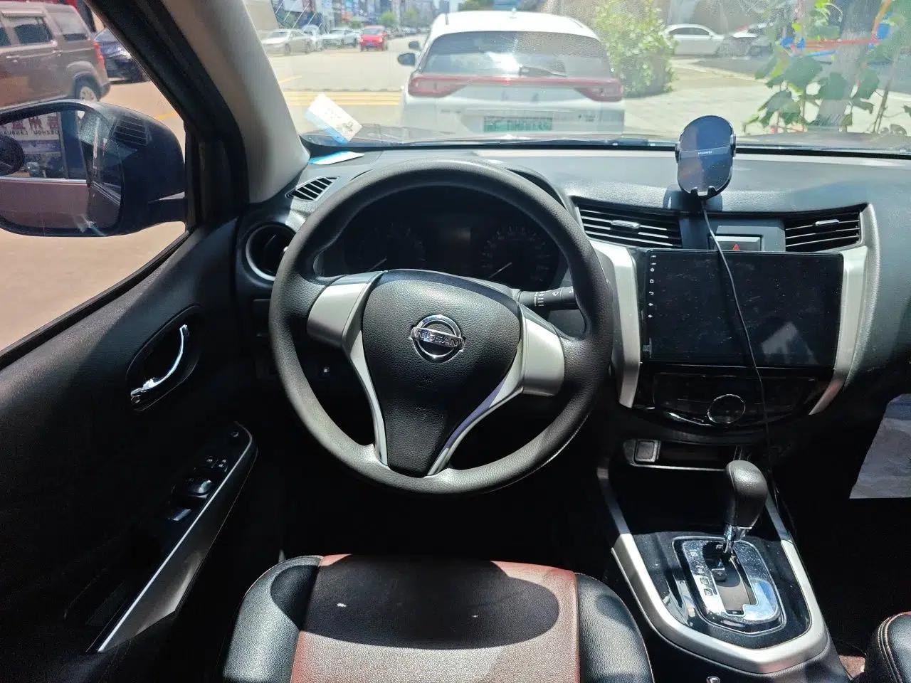 Nissan Navara 2017 2.5L Automatic 2WD Luxury Edition QR25 — миниатюра 10