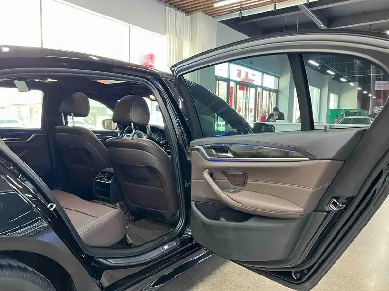 2019 BMW 5 Series 525Li M Sport Package — миниатюра 7