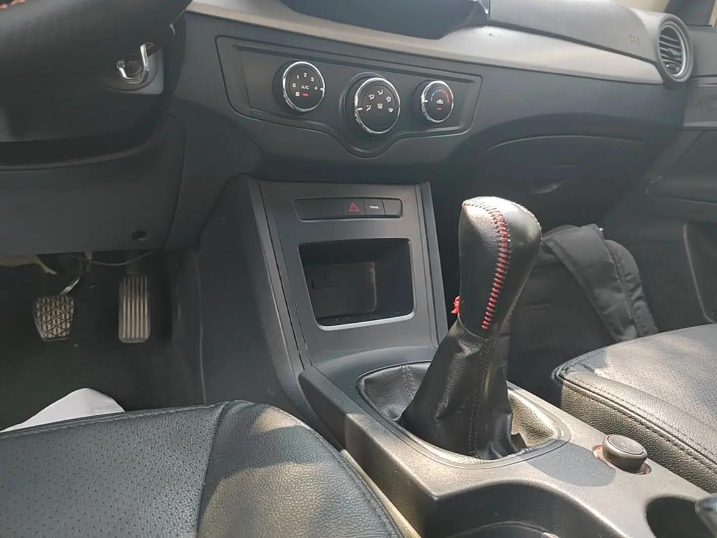 Roewe 350 2015 1.5L Manual Luxury Sunroof Edition — миниатюра 16