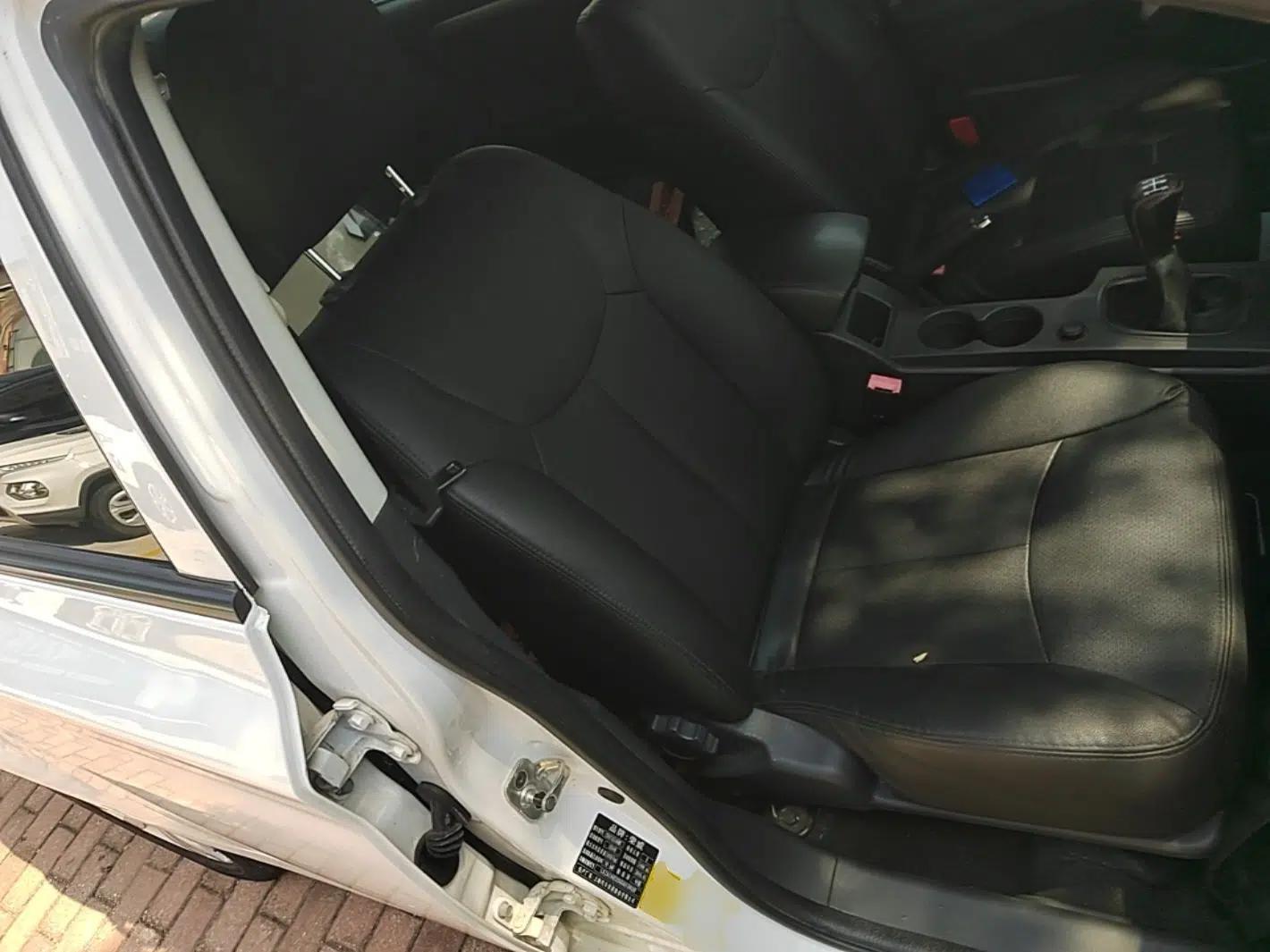 Roewe 350 2015 1.5L Manual Luxury Sunroof Edition — миниатюра 19
