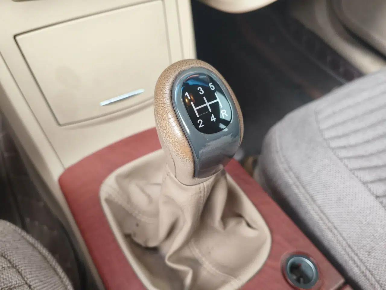 Roewe 350 2013 350C 1.5L Manual Swift Edition — миниатюра 14