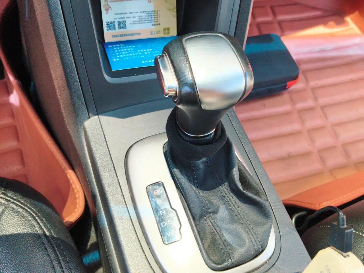 Roewe 350 2015 1.5L Automatic Luxury Sunroof Edition — миниатюра 14