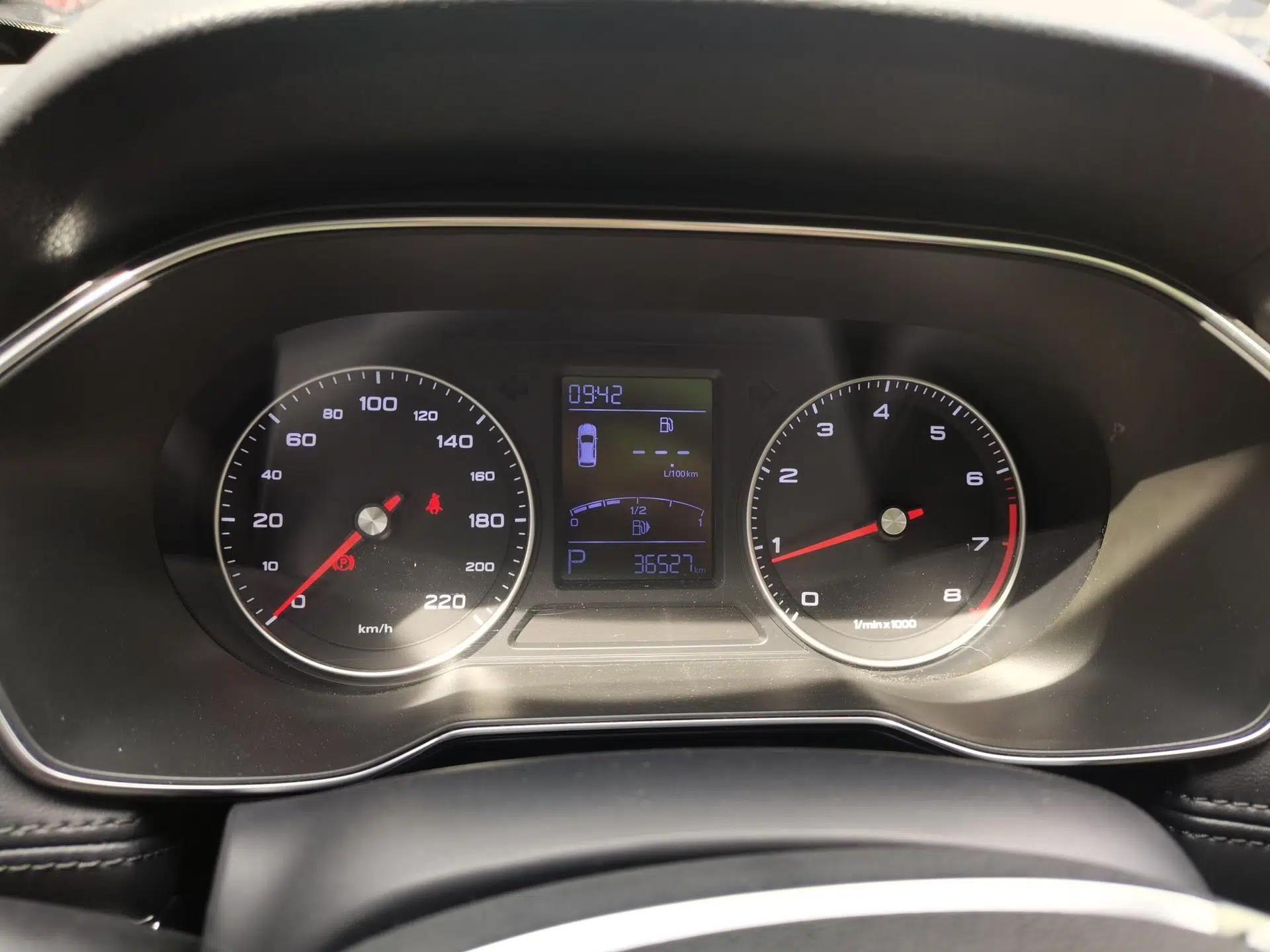 Roewe RX3 2018 1.6L CVT Internet Smart Edition — миниатюра 11