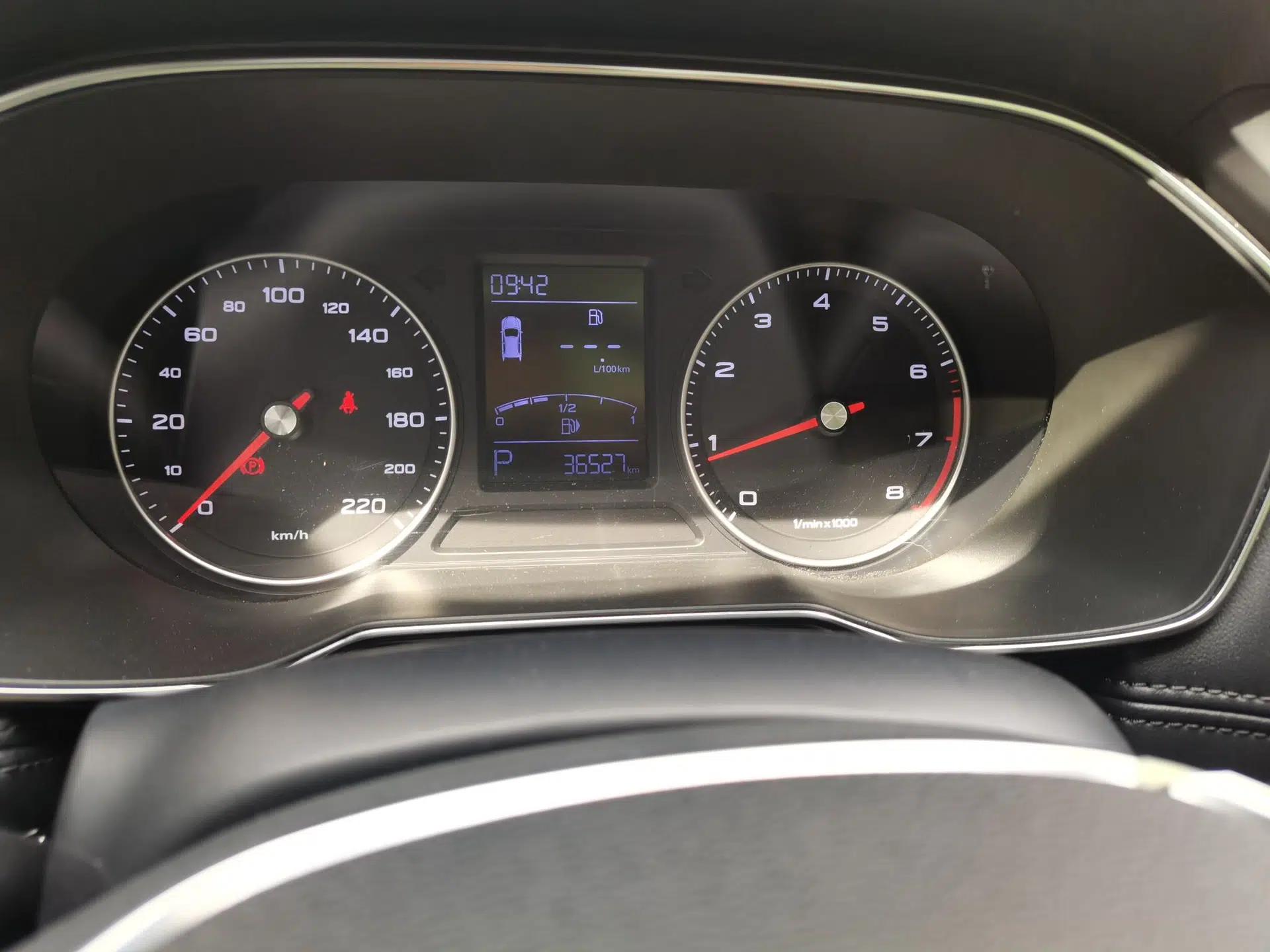 Roewe RX3 2018 1.6L CVT Internet Smart Edition — миниатюра 12