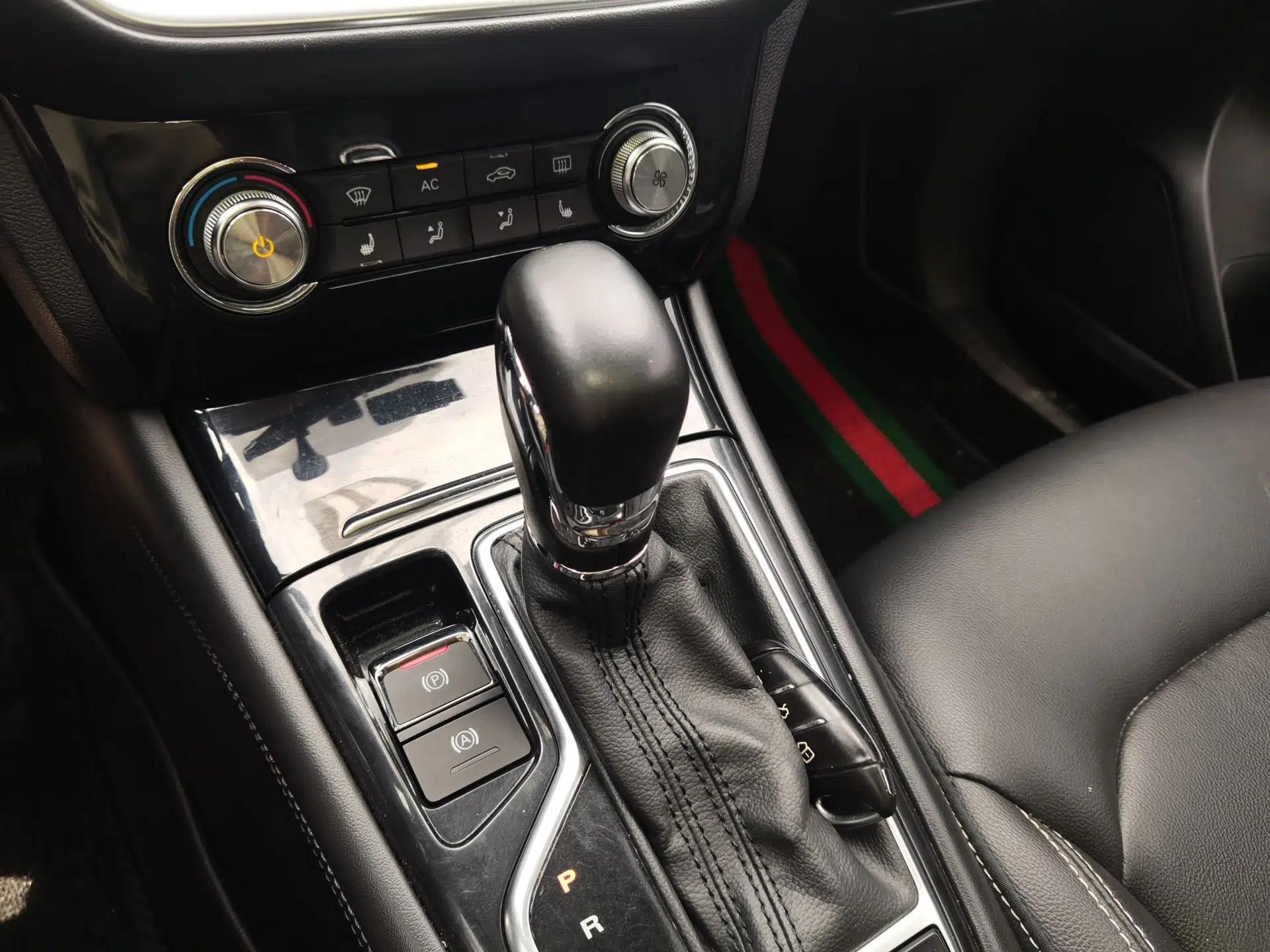 Roewe RX3 2018 1.6L CVT Internet Smart Edition — миниатюра 14