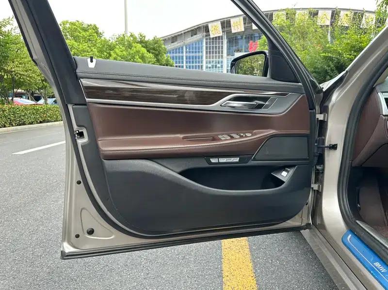 2017 BMW 7 Series 730Li Leading Edition — миниатюра 26