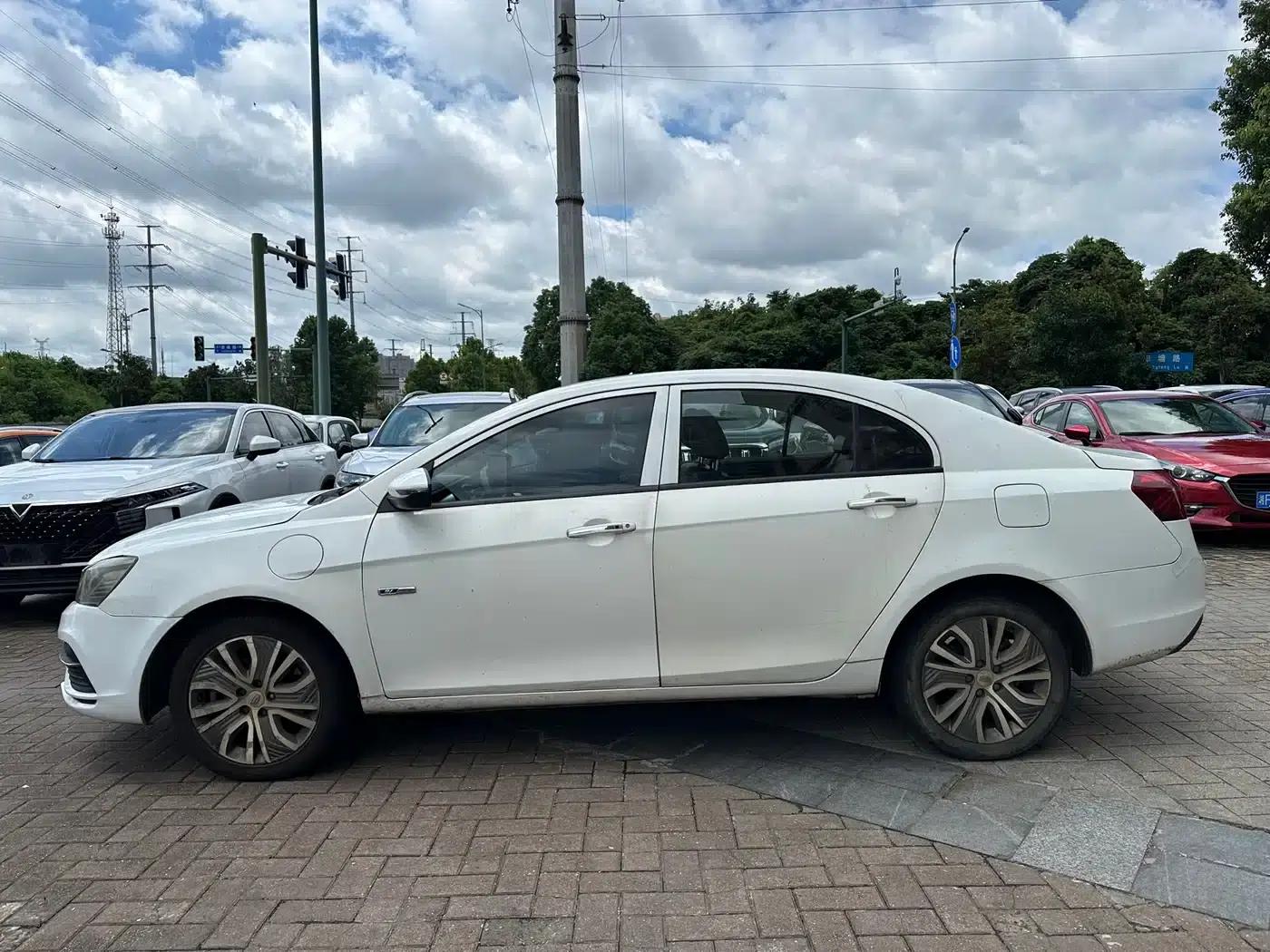Geely Emgrand EV450 Progressive (2018 Model) — миниатюра 4