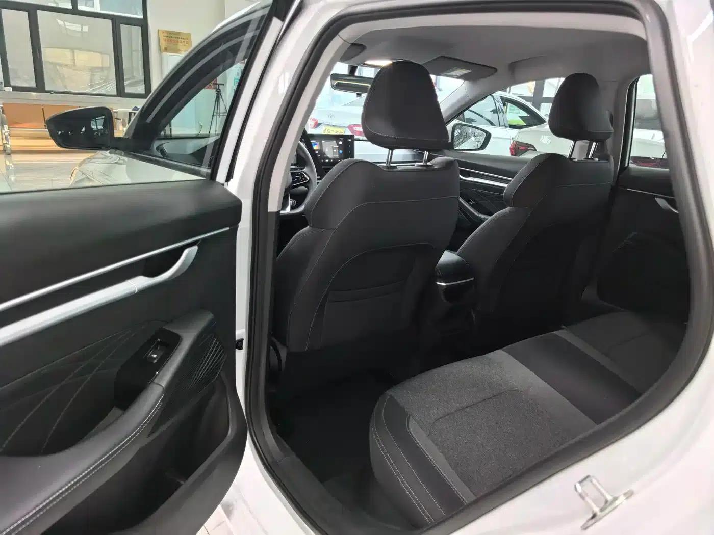 Geely Emgrand 2026 4 Millionth Anniversary Edition 1.5L Manual Transcendence — миниатюра 7