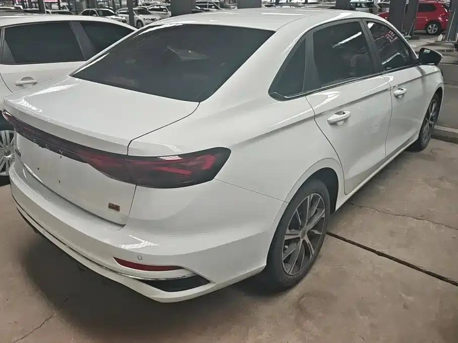 Geely Emgrand 2022 4th Generation 1.5L CVT Flagship Edition — миниатюра 3