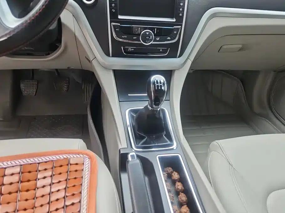 Geely Emgrand 2016 Sedan 1.5L Manual Deluxe — миниатюра 16