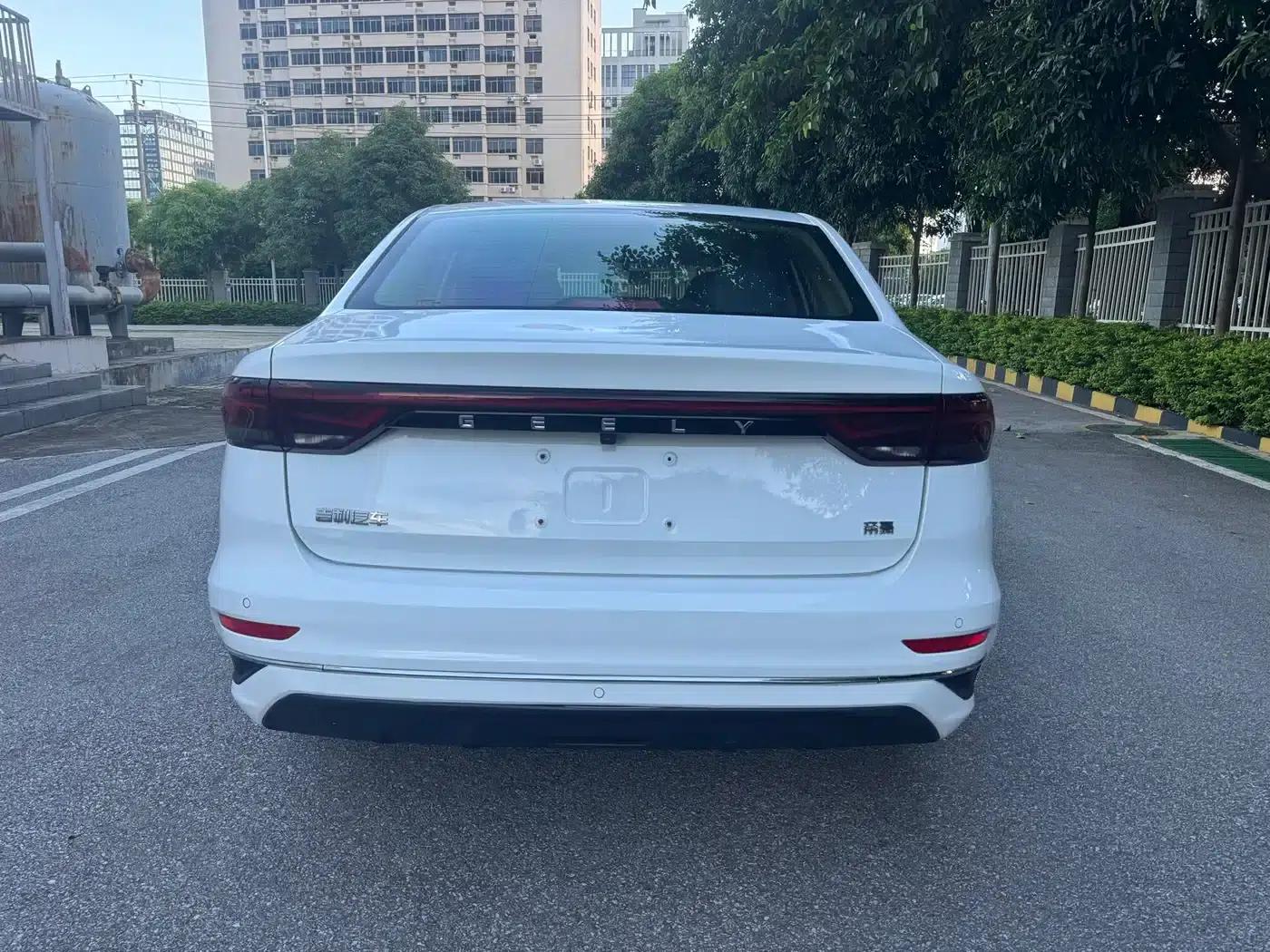 Geely Emgrand 2022 4th Generation 1.5L CVT Flagship Edition — миниатюра 23