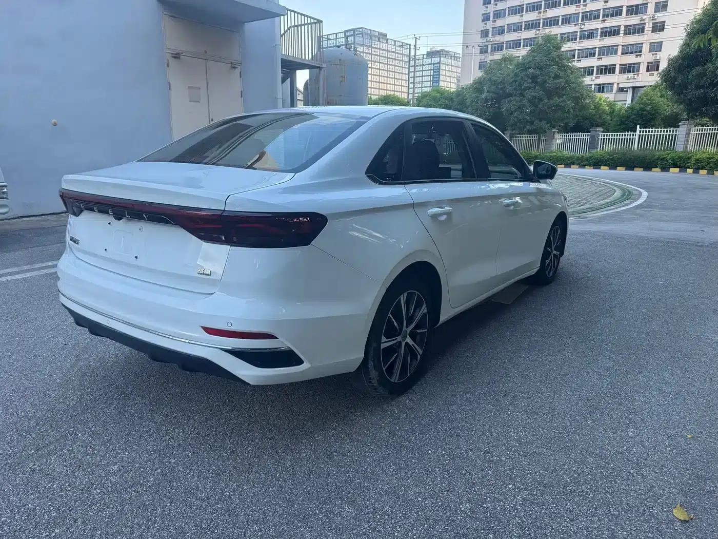 Geely Emgrand 2022 4th Generation 1.5L CVT Flagship Edition — миниатюра 24