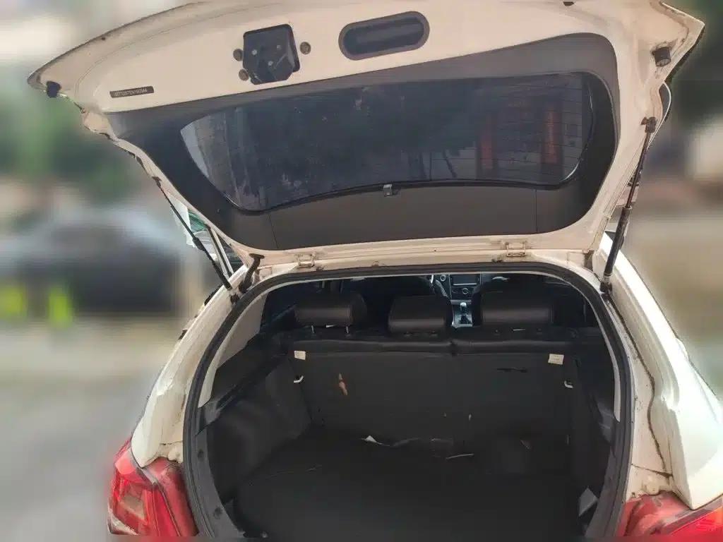 Geely Emgrand 2014 Hatchback 1.5L Manual Elite — миниатюра 16