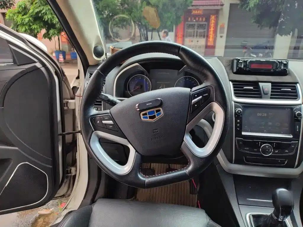 Geely Emgrand 2014 Hatchback 1.5L Manual Elite — миниатюра 7