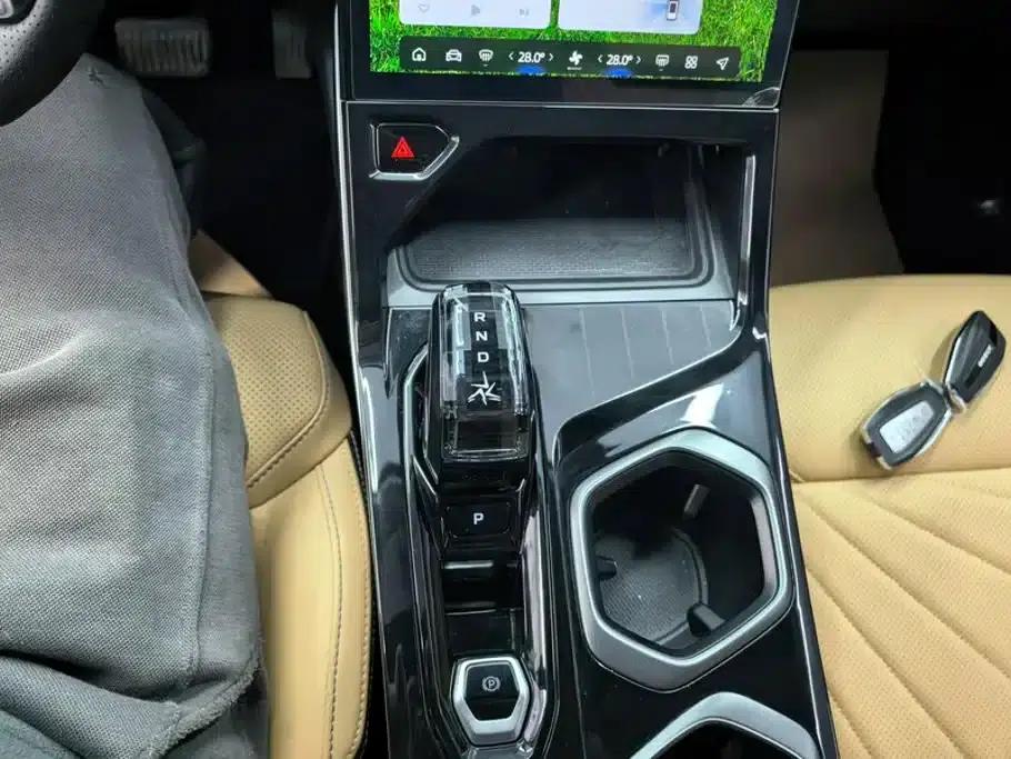 Geely Boyue L 2023 1.5TD DCT Premium Edition — миниатюра 16