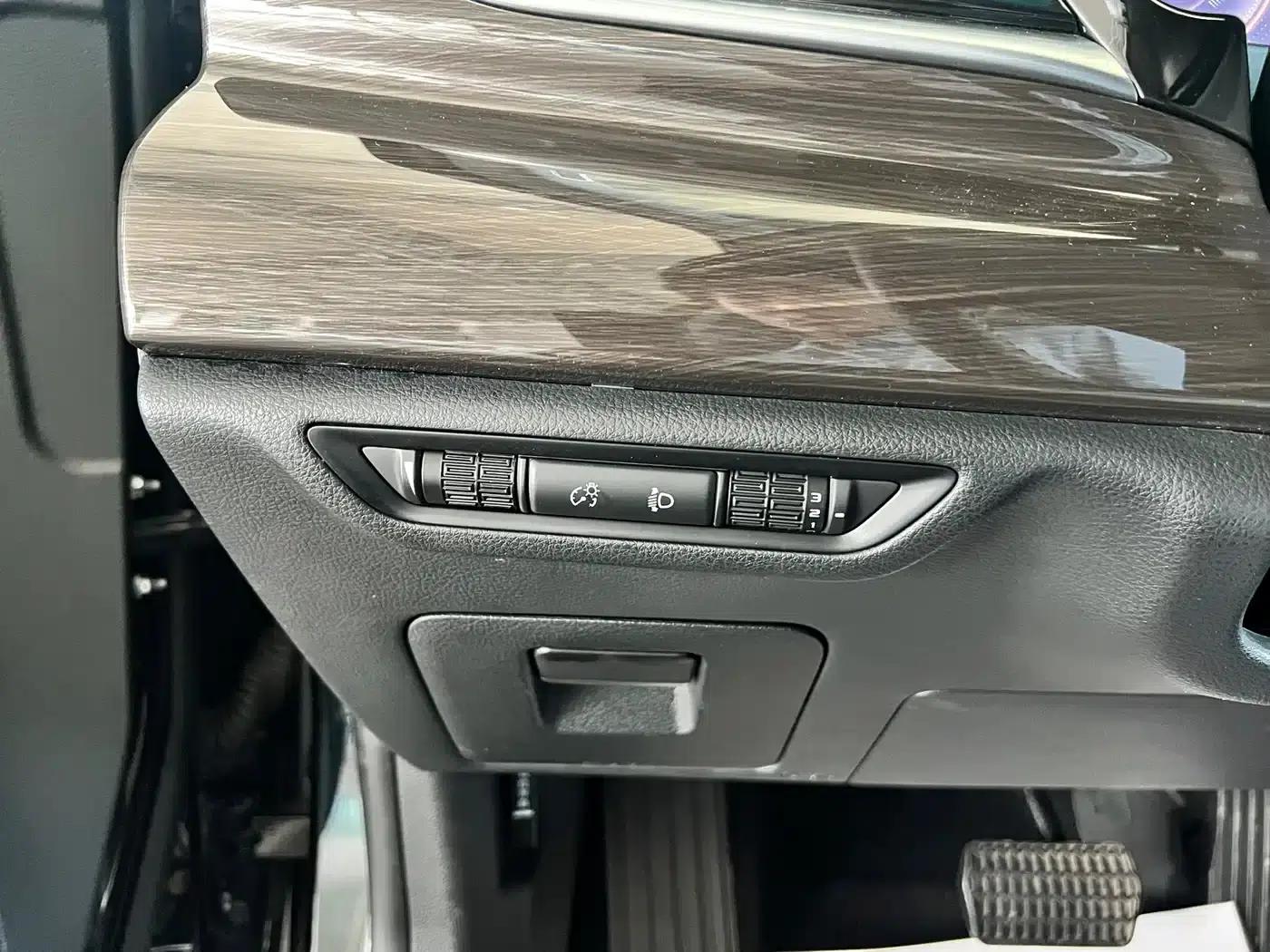 Geely Borui New Energy 2022 1.5T PHEV Mileage Upgrade Premium Edition — миниатюра 17