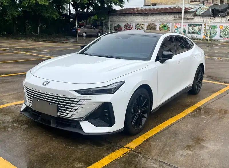 Changan UNI-V 2024 1.5T Premium Edition — миниатюра 1