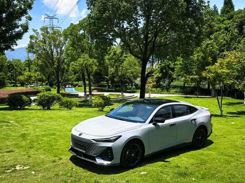 Changan UNI-V 2022 1.5T Premium Edition — миниатюра 1