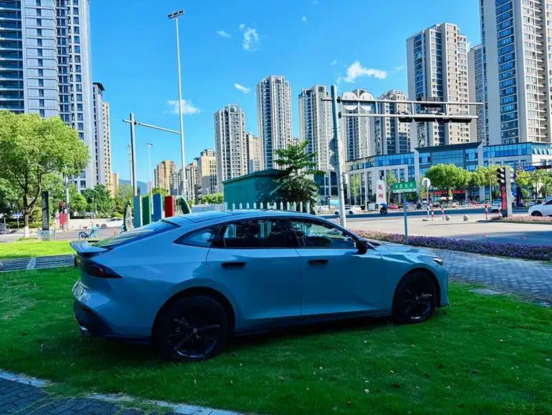 Changan UNI-V 2022 1.5T Premium Edition — миниатюра 6