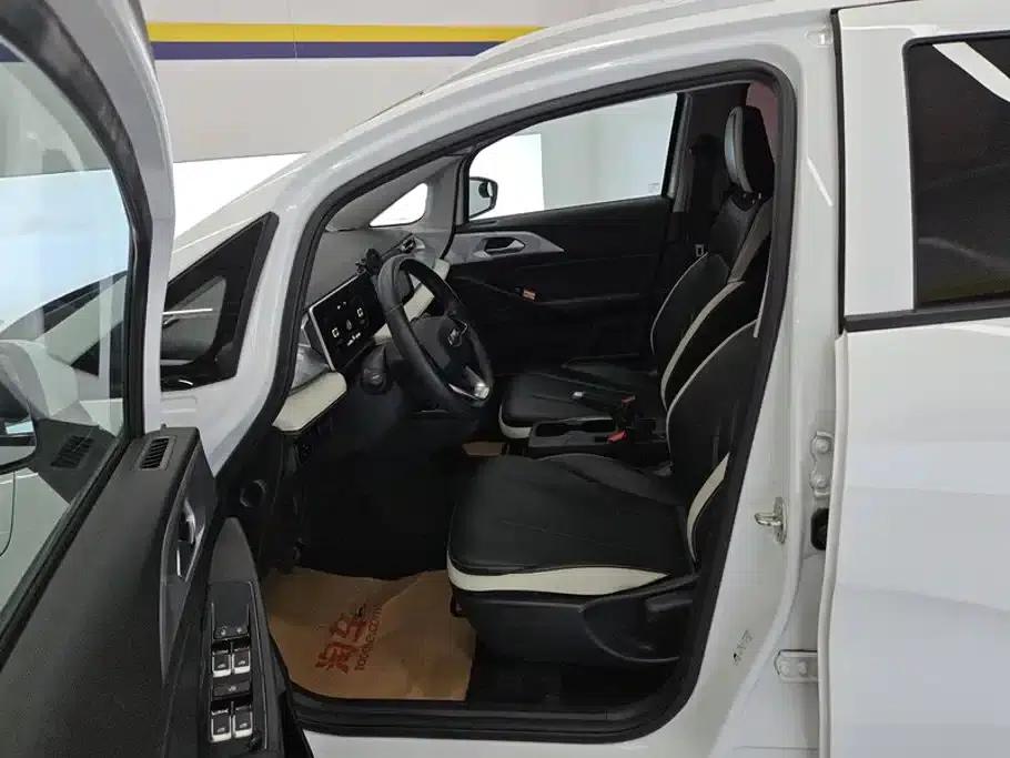 Geely Geometry E Firefly 2023 Model 320KM Happy Tiger 5-Seater — миниатюра 9