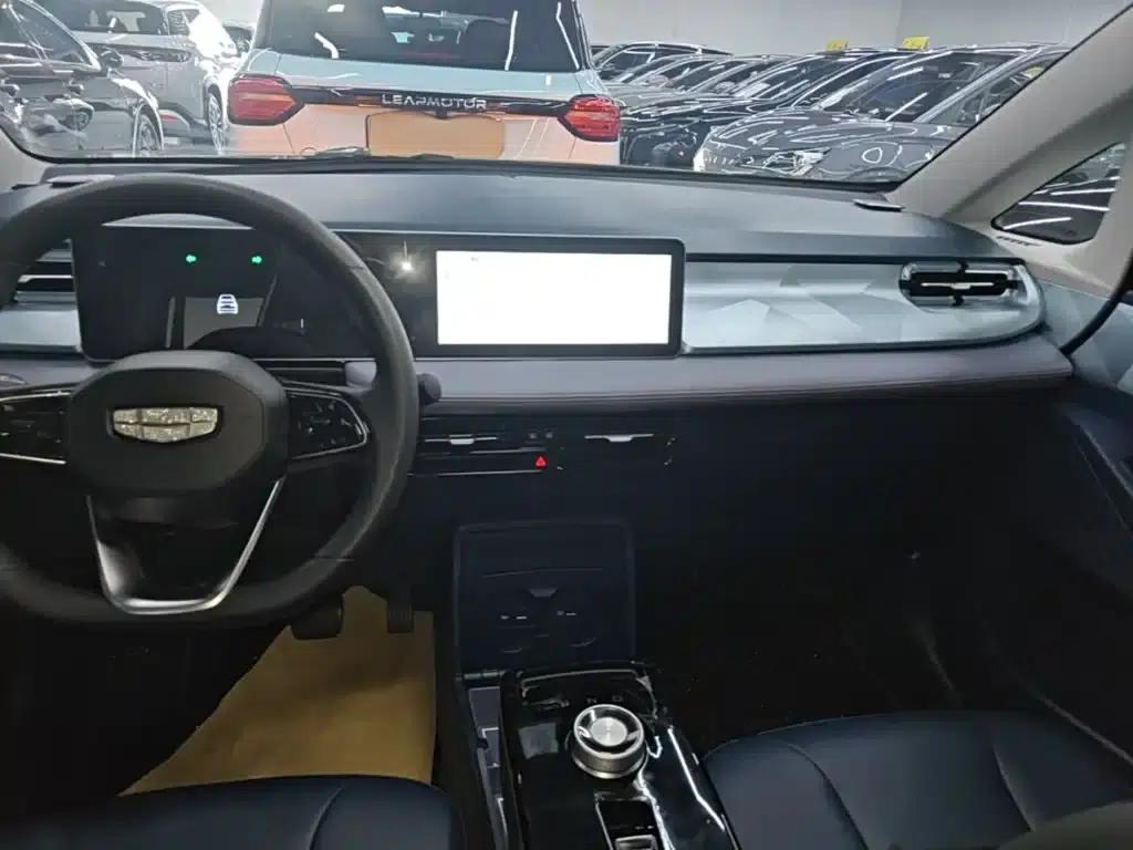 Geely Geometry E Firefly 2023 Model 320KM Cute Tiger 5-Seater — миниатюра 13