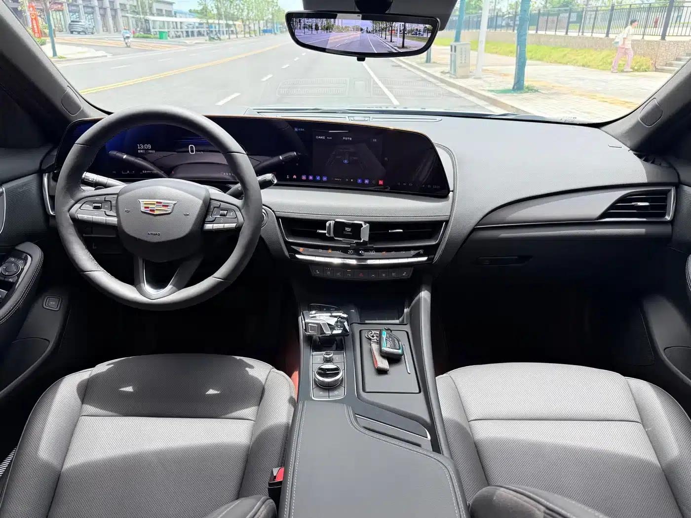 2025 Cadillac CT5 28T Track Performance Edition — миниатюра 5