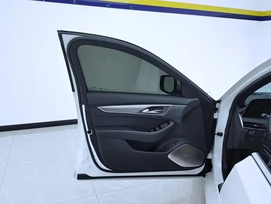 2024 Cadillac CT5 28T Luxury Pro — миниатюра 5