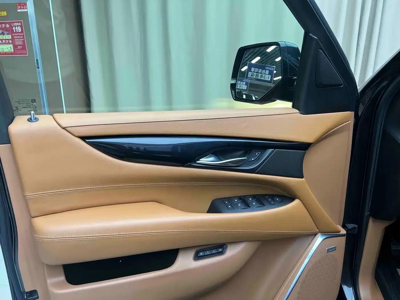 2017 Cadillac Escalade 6.2L US Spec — миниатюра 3
