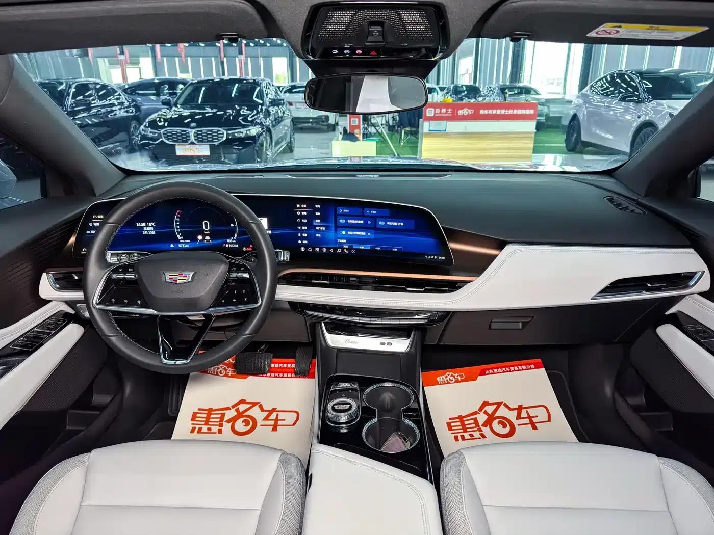 2023 Cadillac GT4 25T Luxury Edition — миниатюра 8