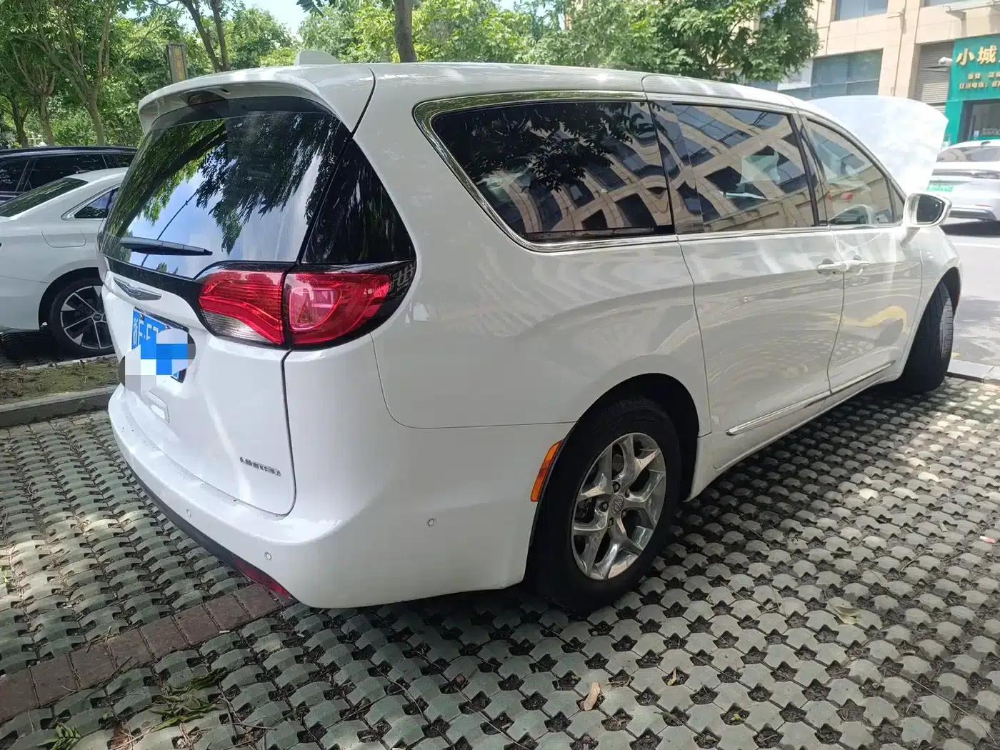 2017 Chrysler Grand Voyager (Imported) 3.6L Premium Edition — миниатюра 6