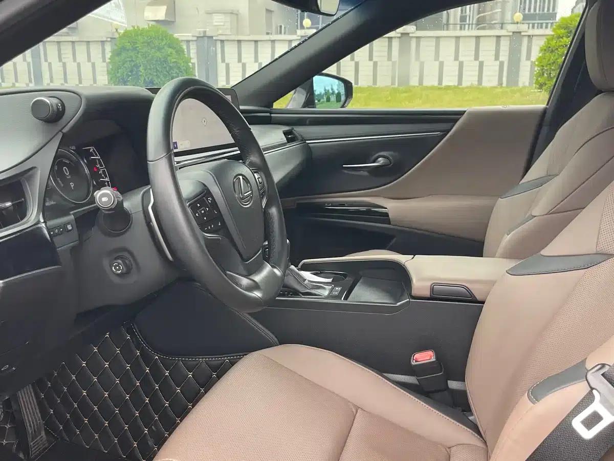 Lexus ES 2022 300h Premium Edition — миниатюра 4
