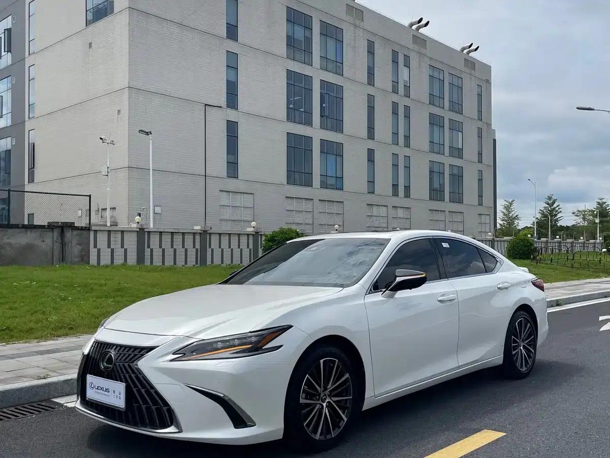 Lexus ES 2022 300h Premium Edition — миниатюра 1