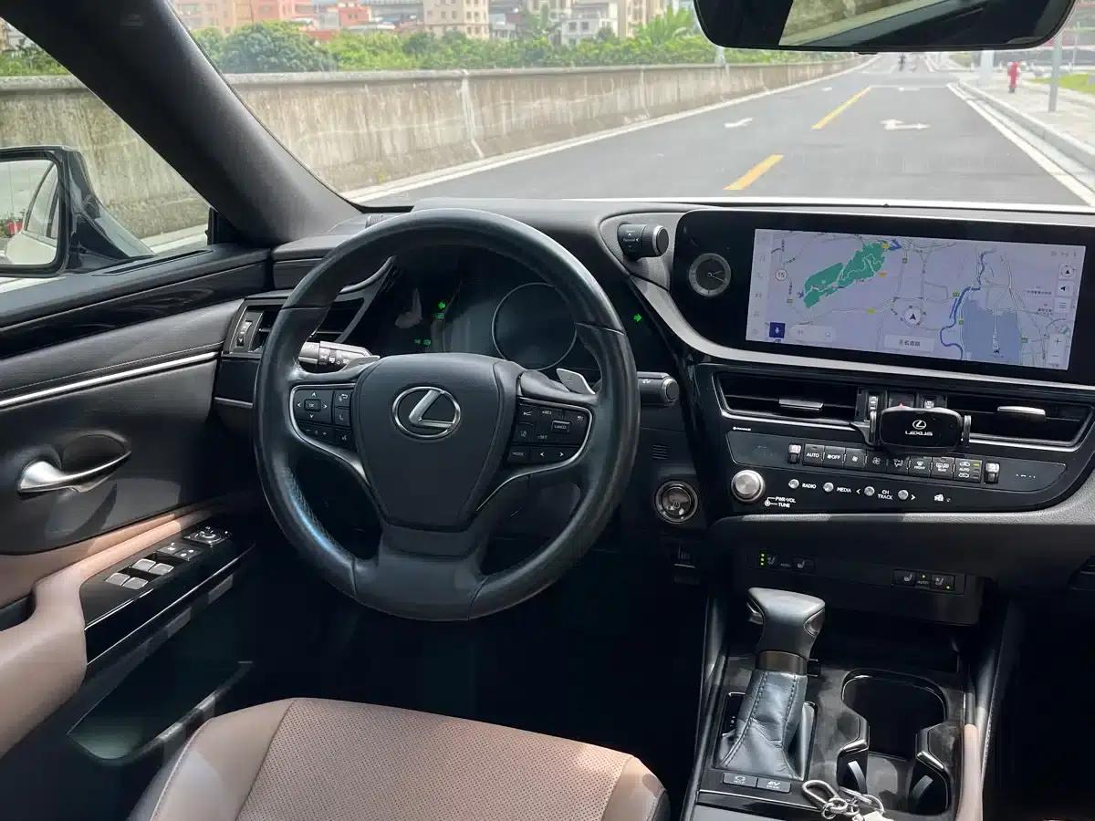 Lexus ES 2022 300h Premium Edition — миниатюра 2