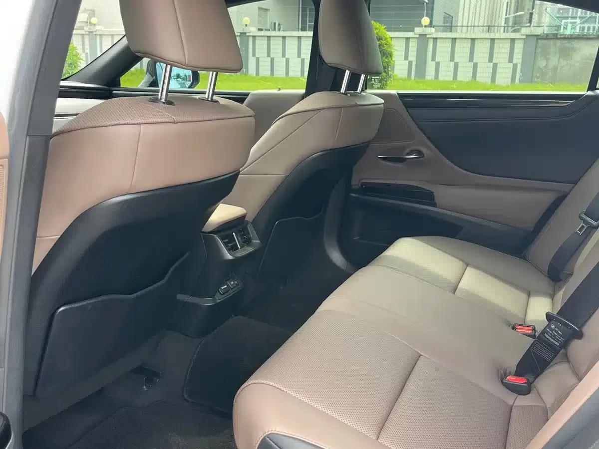 Lexus ES 2022 300h Premium Edition — миниатюра 4