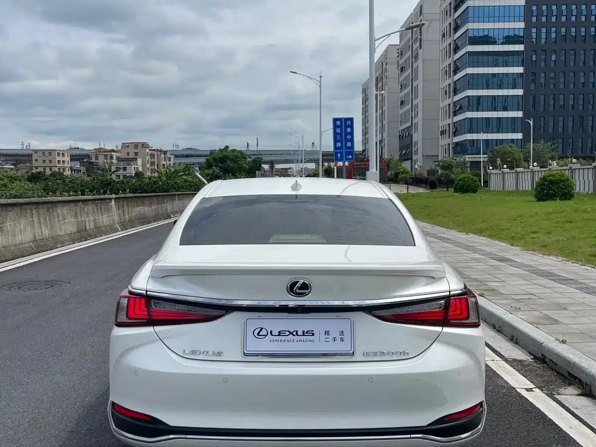 Lexus ES 2022 300h Premium Edition — миниатюра 8
